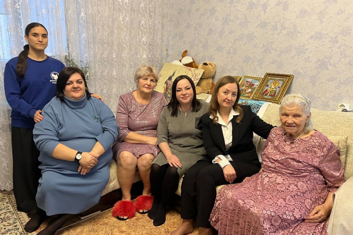 Партийцы поздравили с юбилеем старожил Пыть-Яха