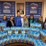 В преддверии Новогодних праздников единороссы Керчи вручили сладкие подарки юным керчанам
