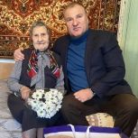 Александр Лемдянов поздравил Марию Петровну Гаврилову с наступающим Новым годом
