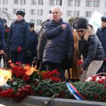 Участники «Школы героев» вместе с жителями области почтили память Героев Отечества