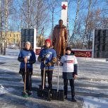 Молодогвардейцы Сасовского округа провели уборку снега с памятника погибшим воинам