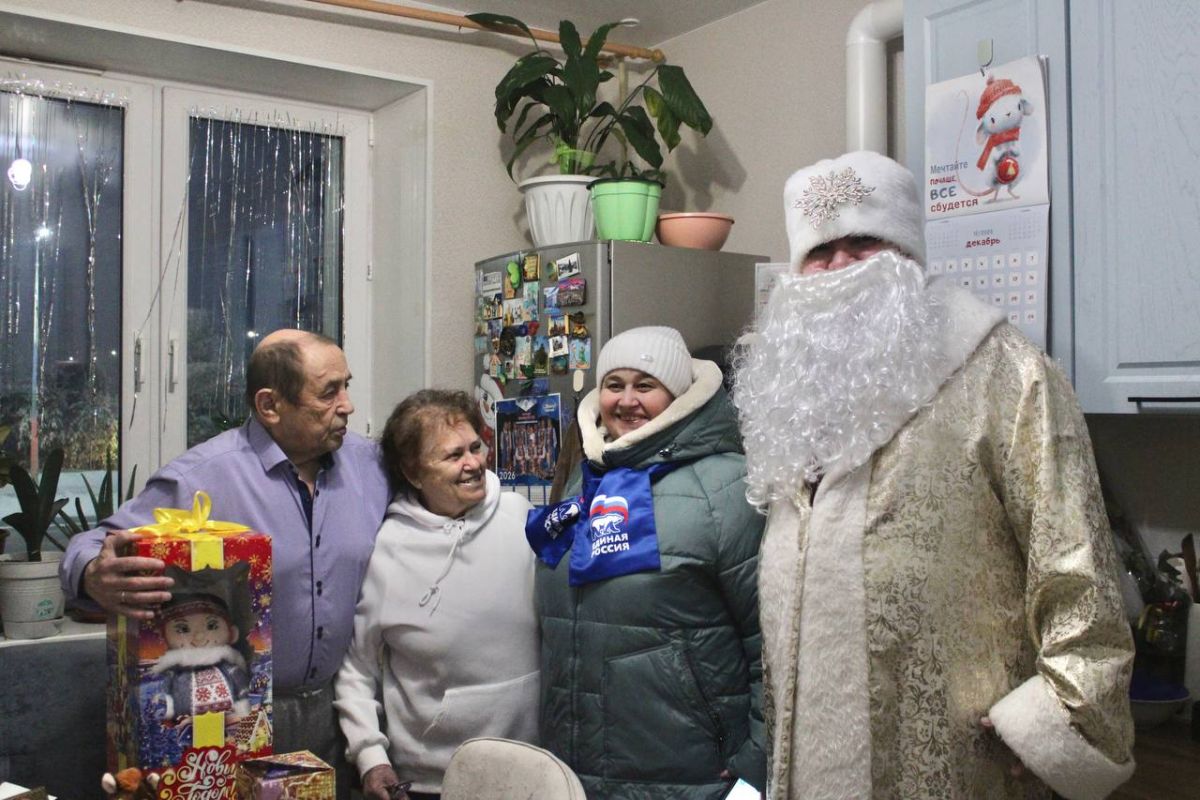 Активисты «Единой России» в Губкинском поздравили детей войны с наступающим Новым годом