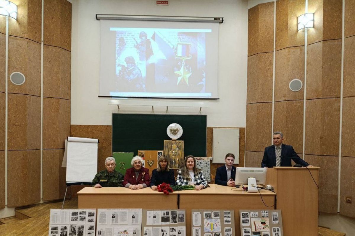 Возложения цветов, митинги, уроки мужества, диалоги о важном: «Единая Россия» провела по всей стране патриотические акции в День Героев Отечества
