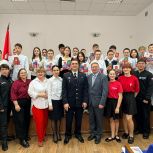 В День Конституции РФ южноуральским школьникам вручили первые паспорта