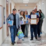 Активисты «Единой России» передали подарки к Новому году в детские отделения областной клинической больницы