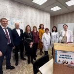 Копейские депутаты передали Коробку храбрости пациентам городской детской больницы