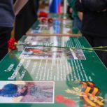 В День Героев Отечества в 30-й школе открыли три Парты героев