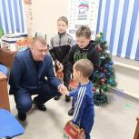 Партийцы Волжского района поздравили детей участников СВО с Новым годом