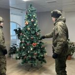 Кузбасские единороссы помогли нарядить новогоднюю елку для военных