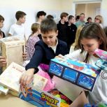 Активисты партии «Единая Россия» в рамках акции «Коробки храбрости» вручили подарки маленьким пациентам