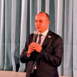 Михаил Клименко организовал новогодний концерт в Молодежном центре Б-6 для детей из семей участников СВО