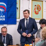 Дмитрий Жуков в преддверии Нового года поздравил ветеранов и вручил сладкие подарки детям в Качканаре