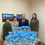 Депутат Тамбовской областной Думы Евгений Лапочкин передал сладкие подарки детям Сосновского округа