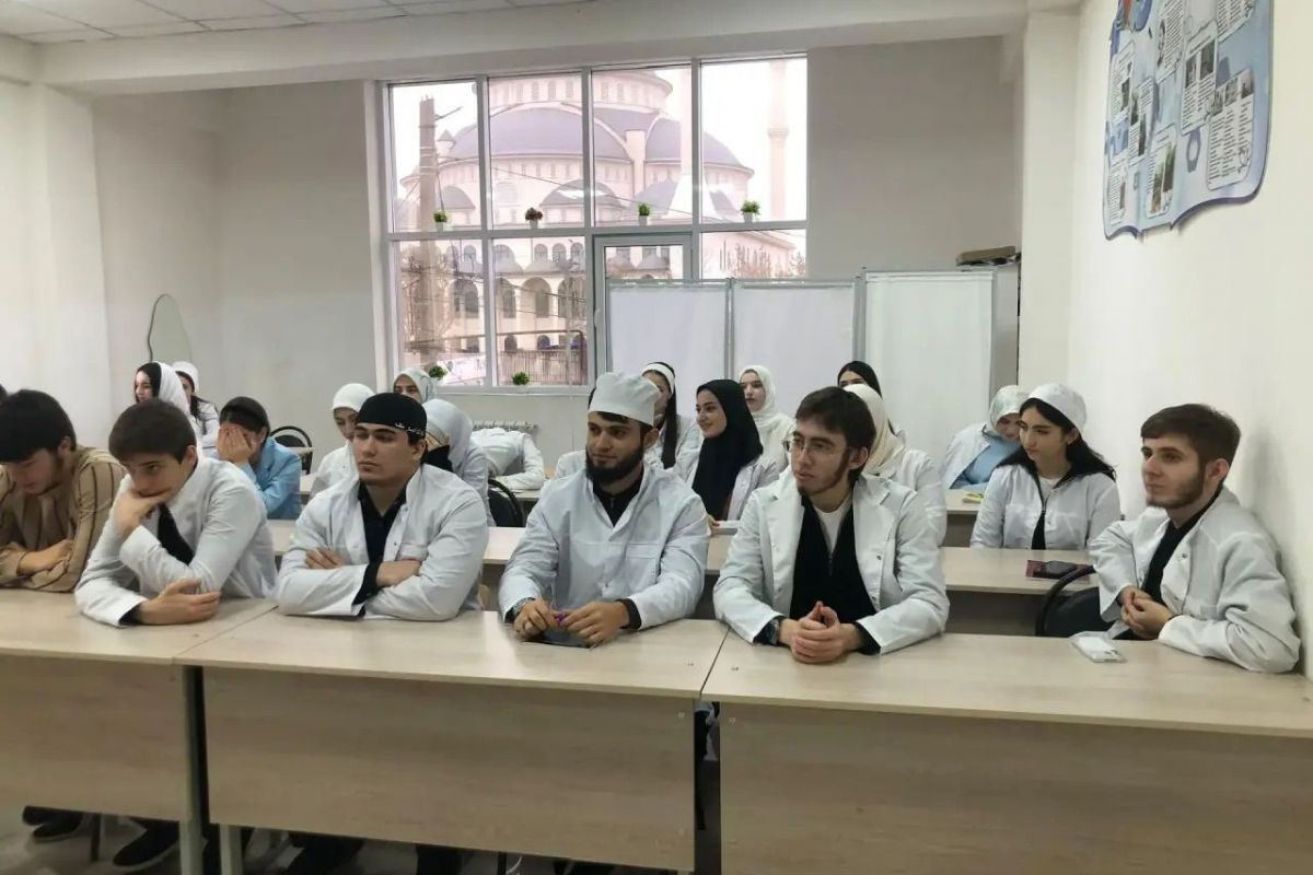 В медико-социальном колледже города Малгобек состоялась встреча со студентами, посвящённая теме любви к Родине, которая прошла в рамках реализации федерального партийного проекта «Историческая память»