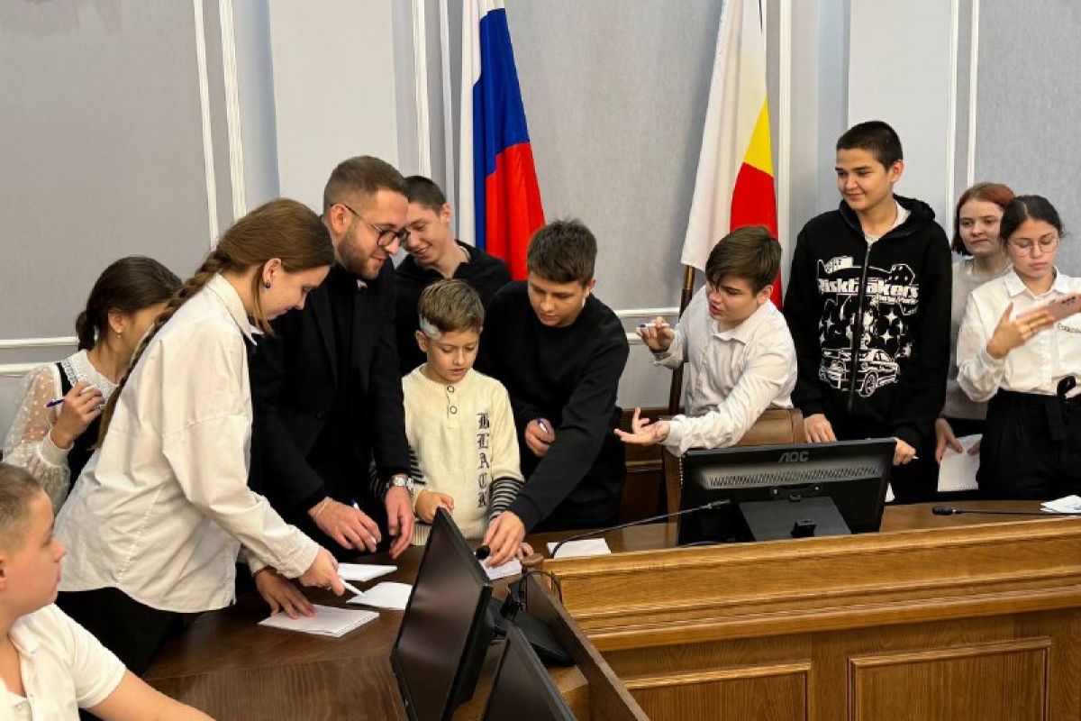 При поддержке «Единой России» для молодежи Зерноградского района провели экскурсию по зданию донского парламента
