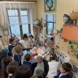 Дети участников СВО познакомились с закулисьем Луганского театра кукол