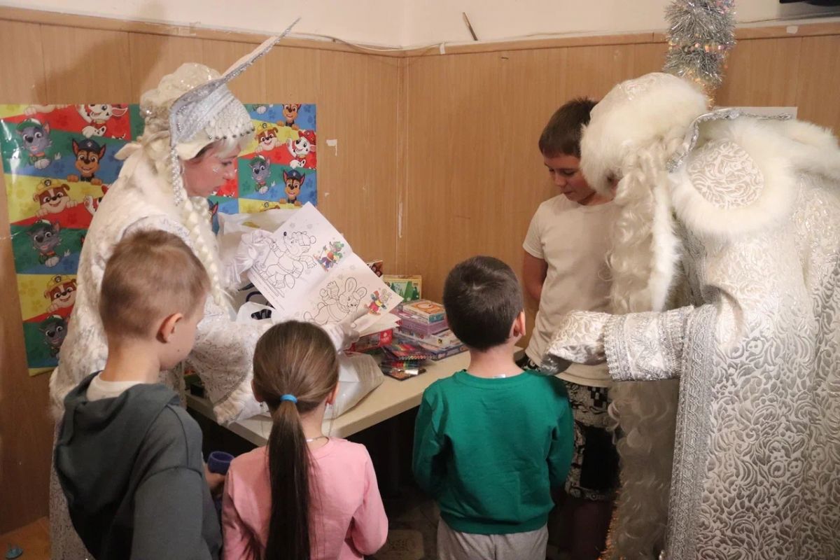 Подарки, мастер-классы и представления: «Единая Россия» проводит серию новогодних праздников для детей