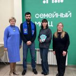 Партийцы Ленинского района Екатеринбурга вручили сертификаты мамам, взявшим опеку над детьми своих погибших сыновей