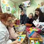 Единороссы вручили подарки детям в рамках акции «Коробка храбрости»