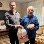 Андрей Тихонов вручив подарки ветеранам