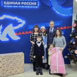 Депутаты от «Единой России» вручили новогодние подарки юным омичам в рамках акции «Ёлка желаний»