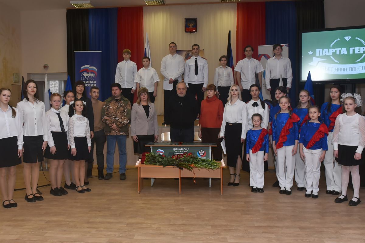 За этой партой он сидел, и им она неслышно дышит: в донецкой школе открыли Парту Героя в память о павших краеведе и журналисте