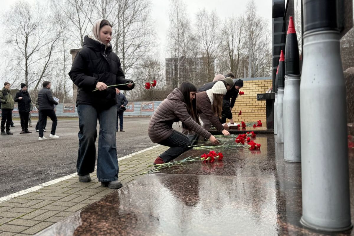 «Урок мужества»: «Единая Россия» познакомила даниловских школьников с подразделениями ОМОН и СОБР Росгвардии