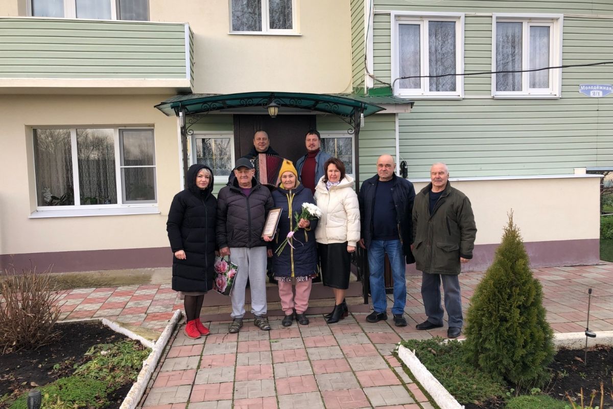 Единороссы Александро-Невского района поздравили семью Ворониных с 50-летним юбилеем совместной жизни