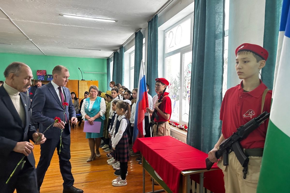 «Единая Россия» установила Парту Героя в сельской школе Башкортостана