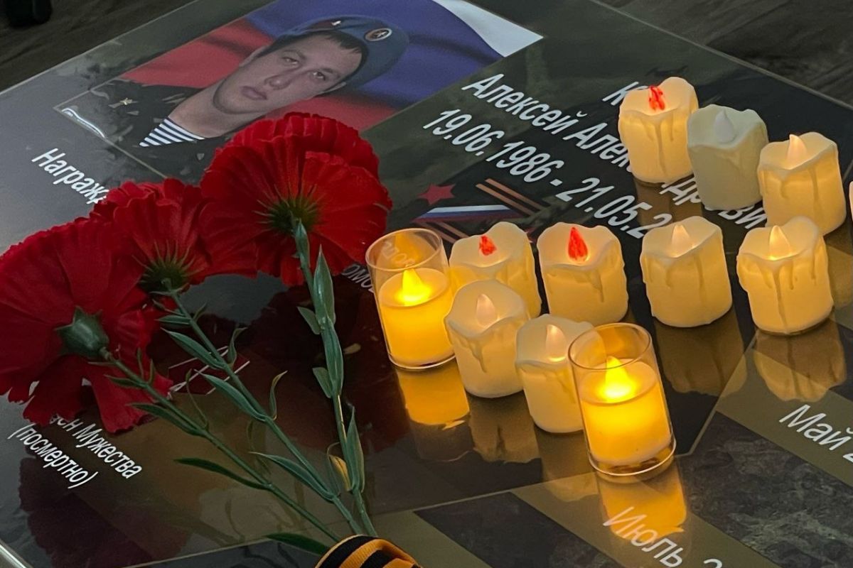 По инициативе «Единой России» в Локне Псковской области установили мемориальную доску и Парту Героя