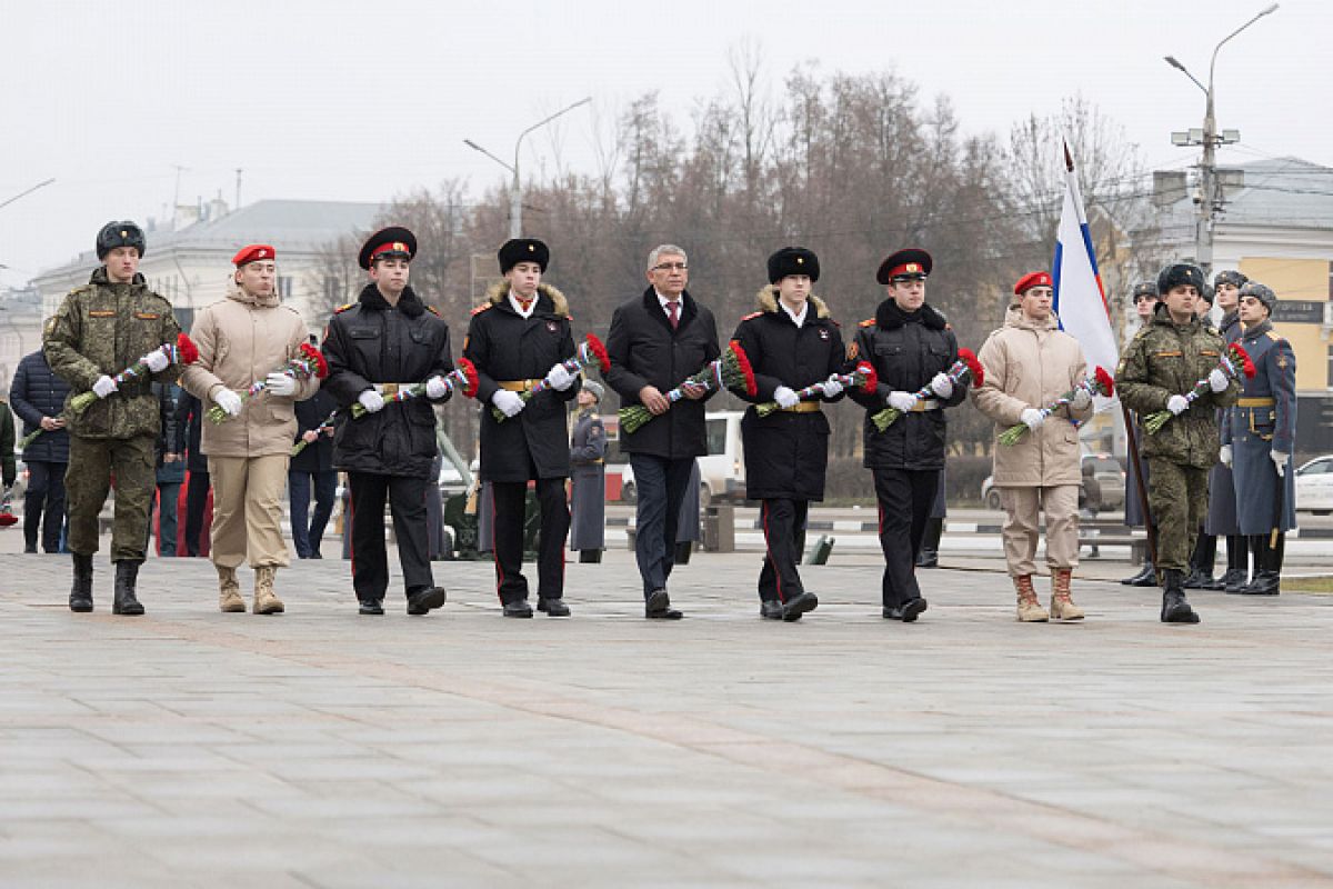 Дмитрий Миляев возложил цветы к Вечному огню на площади Победы