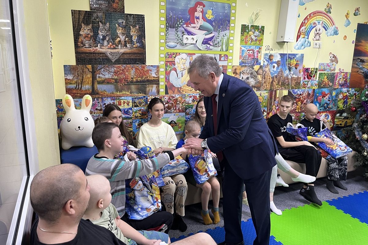 Больше тысячи подарков передали больным детям алтайские единороссы в рамках акции «Коробка храбрости»