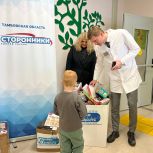 Сторонники «Единой России» передали подарки из «Коробки храбрости» в детскую поликлинику на Запрудной