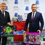 Конструкторы, развивающие игрушки и книги: волгоградские партийцы передали подарки в детское отделение онкоцентра