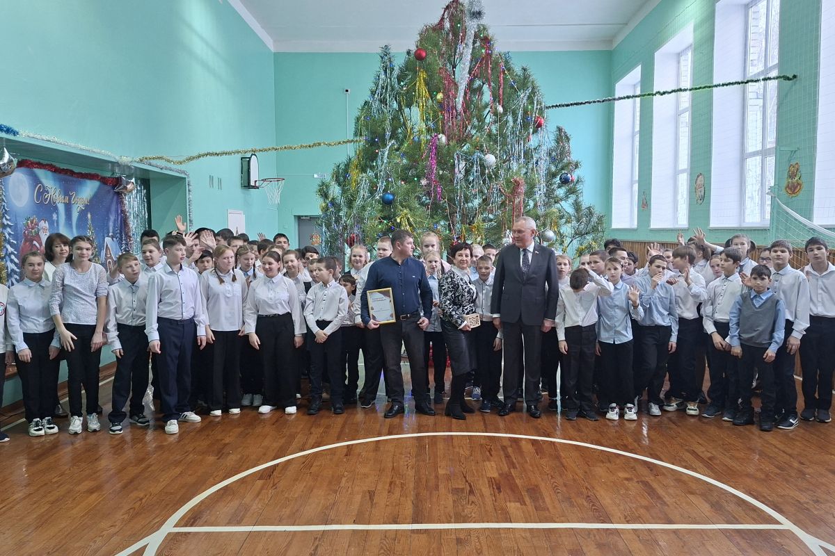 Депутат «Единой России»  поздравил детей коррекционной школы-интерната с Новым годом