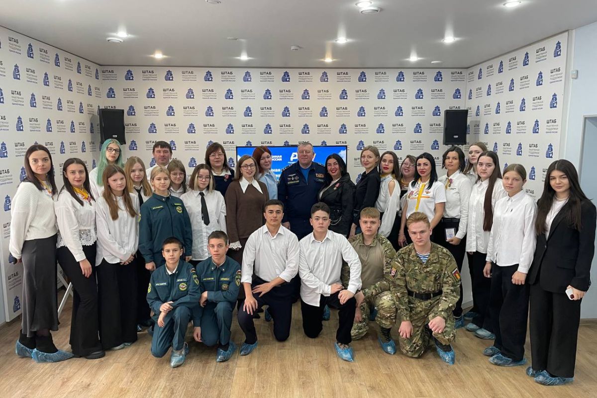 Евгений Гарин наградил советников по воспитанию в штабе общественной поддержки «Единой России»