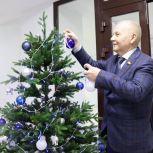 Депутат Николай Угаслов передал новогодние подарки детям участников СВО из Чебоксар и муниципальных округов Чувашии