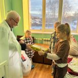 Подарки из «Коробки храбрости» вручили детям, проходящим лечение в ЦРБ