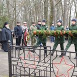 Депутат «Единой России» возложил цветы к монументу воинам, погибшим в годы Великой Отечественной войны