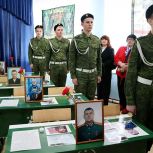 «Единая Россия» установила Парты Героя в память об участниках СВО в Липецкой и Тамбовской областях