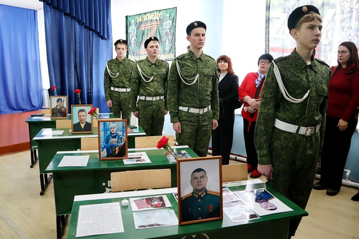 «Единая Россия» установила Парты Героя в память об участниках СВО в Липецкой и Тамбовской областях