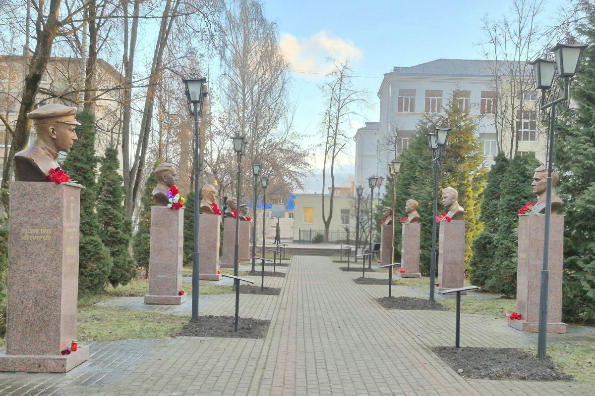 Обновлённые бюсты Героев Советского Союза установлены в Старой Руссе