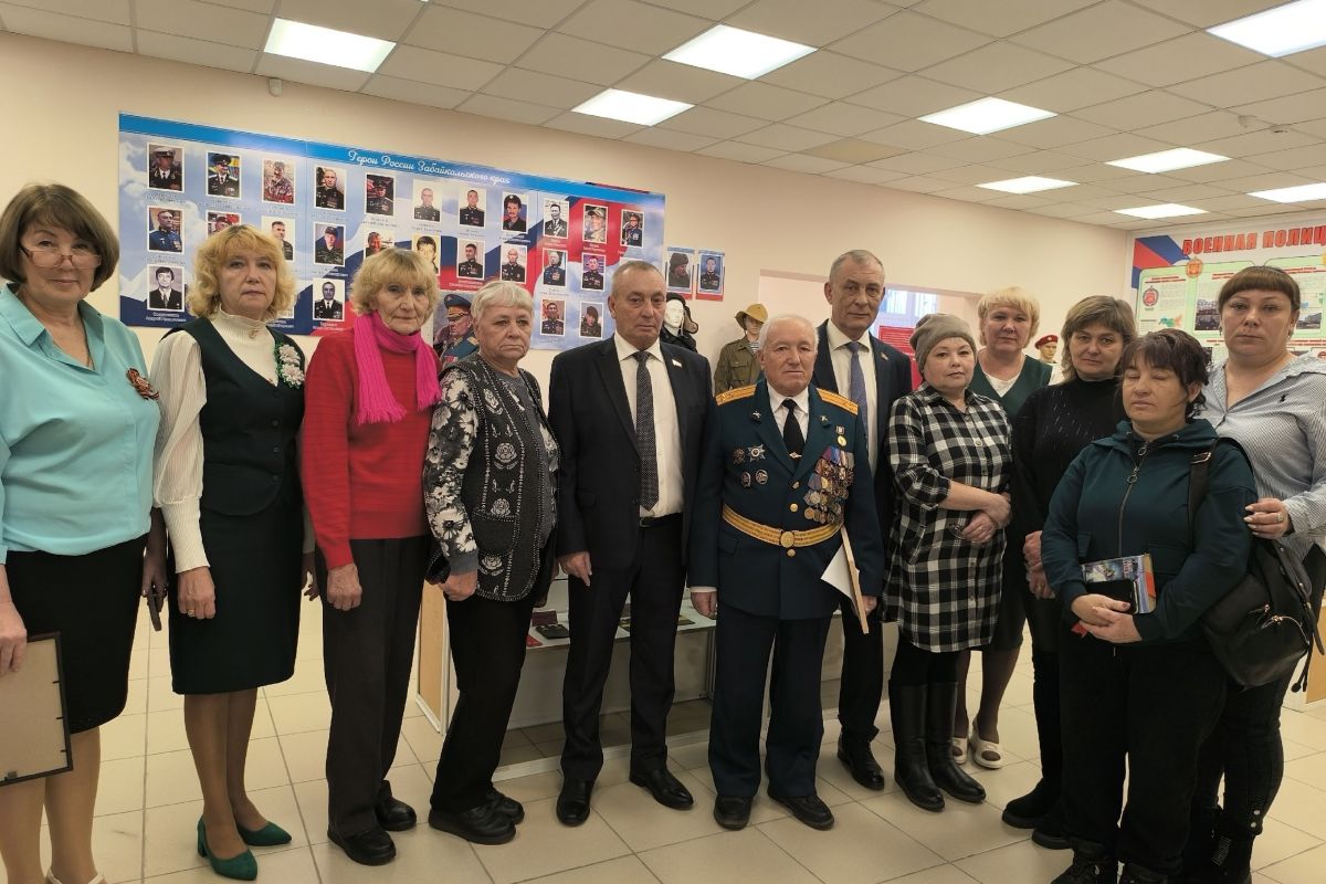 В День Героев России единороссы приняли участие в открытии парты героя и стены памяти в школе Баляги