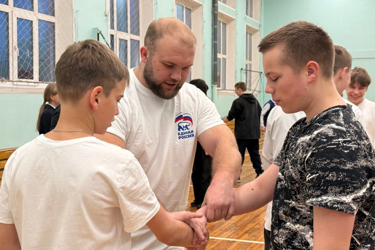 «Единая Россия» организовала для барнаульских школьников встречу с чемпионом