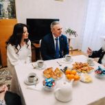 Александр Моор и Ольга Швецова поздравили тюменского фронтовика с наступающим Новым годом