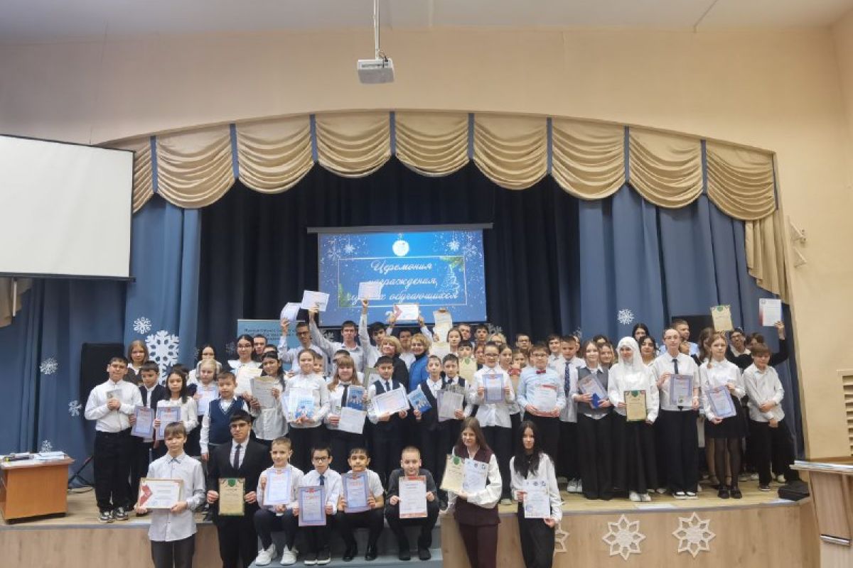 Ирина Субочева поздравила норильских школьников с окончанием полугодия и вручила награду директору школы