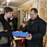 Алексей Муратов привёз в пункты временного размещения в Горловке и Енакиево гумпомощь и сладкие подарки для детей от «Единой России»