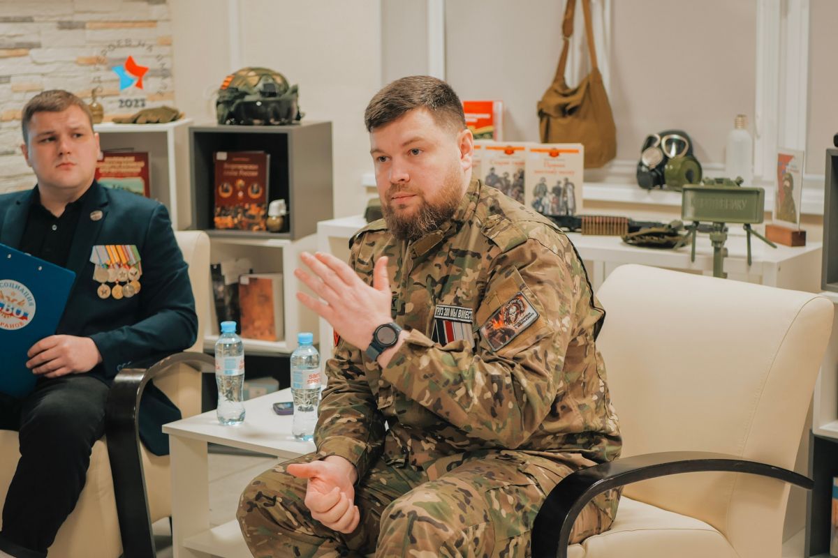 Участник СВО поделился личным боевым опытом со школьниками Муравленко
