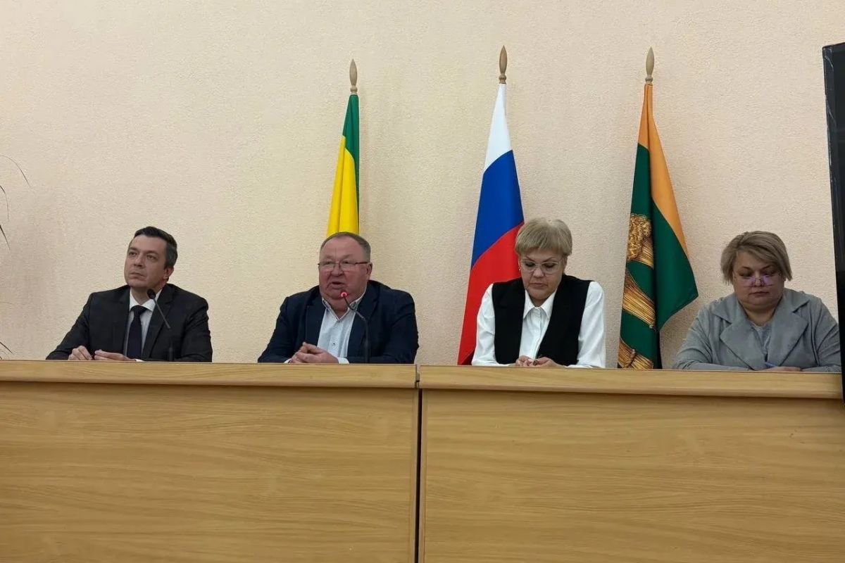Региональный координатор проекта «Мир возможностей» партии «Единая Россия» Юрий Каленов провел встречу с руководителями образовательных учреждений