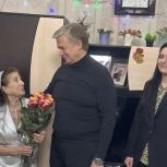 «Единая Россия» поздравила жительницу блокадного Ленинграда с наступающими праздниками